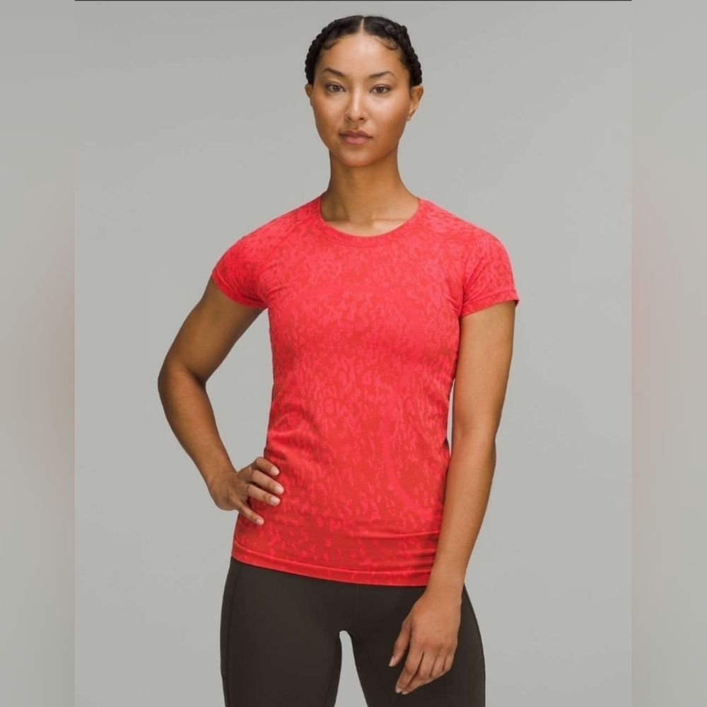Lululemon Swiftly Tech Short Sleve 2.0 Covered Camo Red Rock Flare Size 8